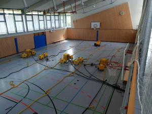 Trocknung einer Turnhalle nach Wasserschaden